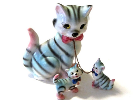 Chinese cat and kittens showpiece